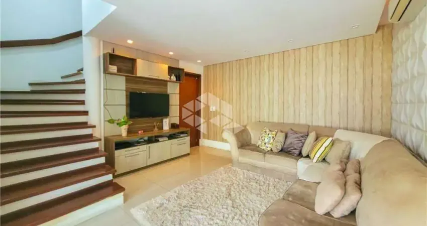 Casa com 4 dormitórios, 1 suíte, vaga para 2 carros, pátio com piscina, no bairro Itú-Sabará.