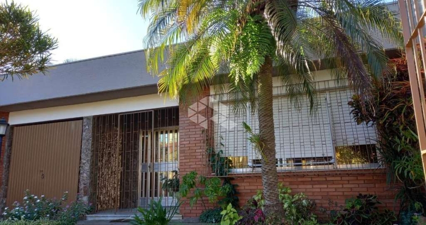 Casa de 150 m², 3 dormitórios, sala de estar e jantar, cozinha, área de serviço.