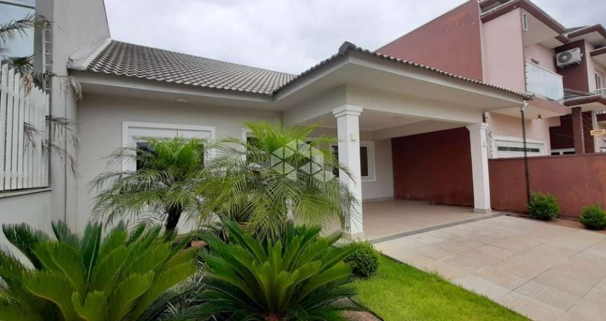 Casa de 130 m², 2 dormitórios sendo 1 suíte, 2 vagas de garagem lado a lado.