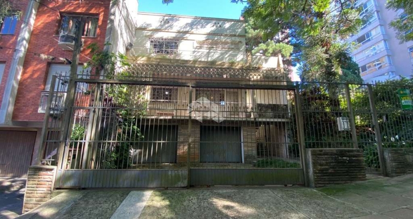 Casa 05 dormitórios, 04 vagas, com 301m² no Bairro Petrópolis Porto Alegre.