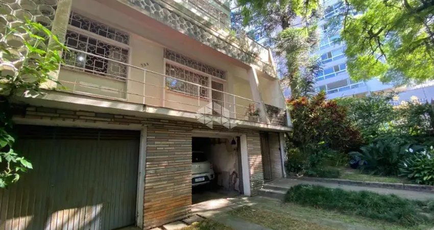 Casa 05 dormitórios, 04 vagas, com 301m² no bairro petrópolis porto alegre.