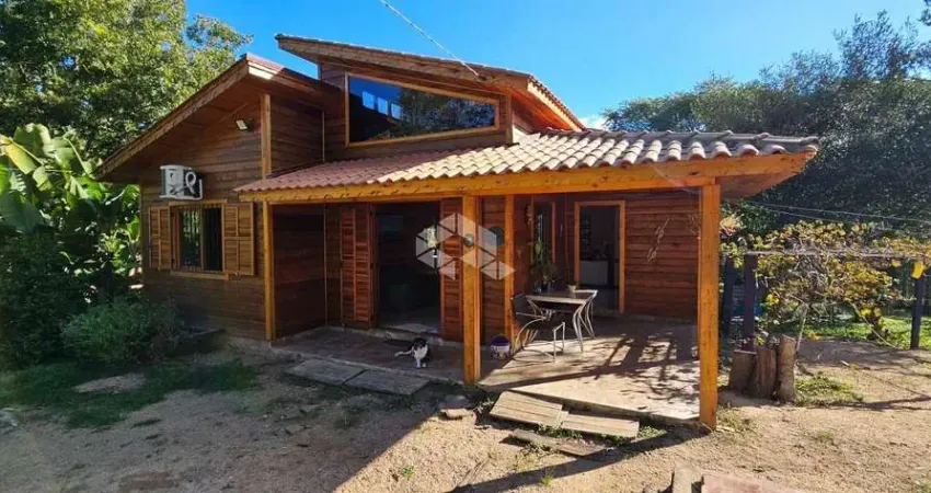 Sítio com 2.700m², Casa de Madeira Charmosa, Ideal para Lazer ou Moradia - Tranquilidade e Espaço de Sobra