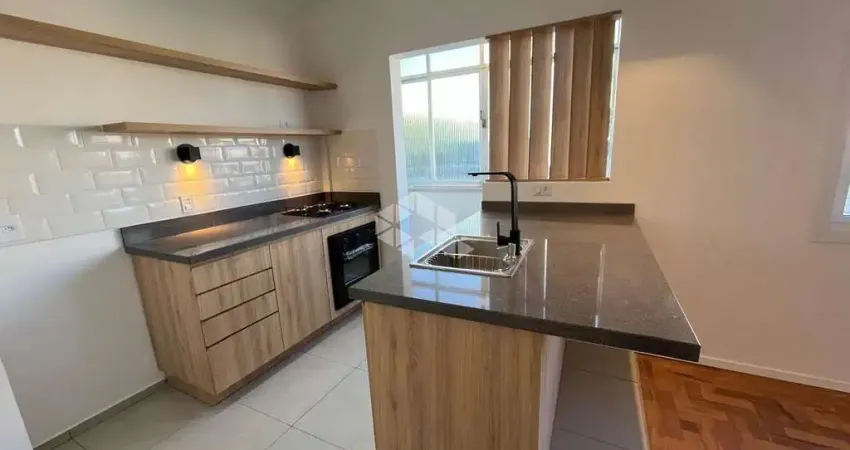 Apartamento 2 dormitórios , reformado e desocupado no Centro Histórico