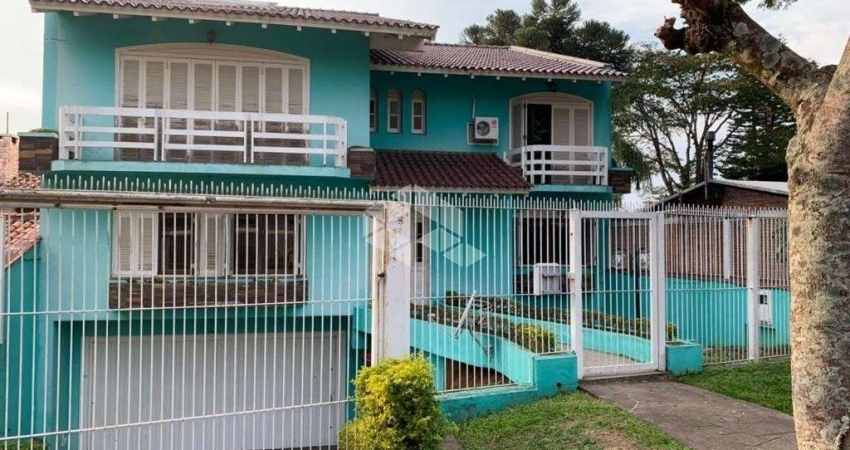 Casa com 4 dormitórios com suites, sala com três ambientes, estar, intima com lareira e jantar