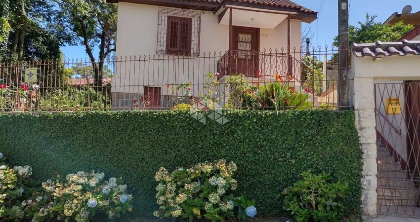CASA COM 3 DORM, LIVING BEM LOCALIZADA NO BAIRRO TAARUMÂ.