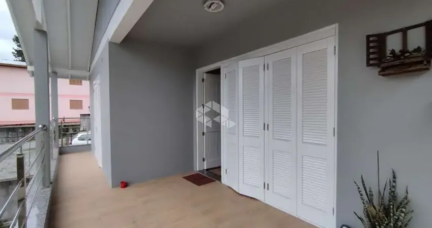 Casa em amplo terreno com  3 dormitórios, sendo 1 suite e 2 vagas de garagem