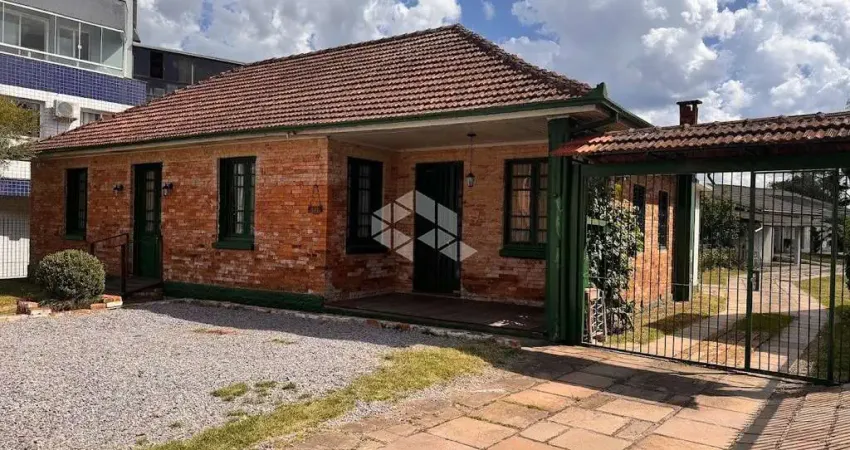 Amplo terreno de aproximadamente 7.000 m² com 2 casas de alvenaria com piscina