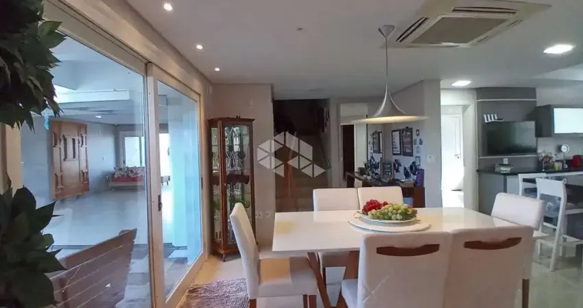 Exclusividade e sofisticação em 2 pavimentos: piscina aquecida,  garagem para 2 vagas com cozinha adicional e uma moderna churrasqueira rotativa.