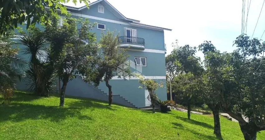 Casa a venda bairro fenavinho, com uma sala comercial espaçosa e dois apartamentos, bairro fenavinho bento gonçalves rs