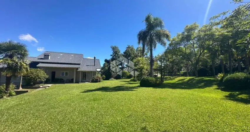 Casa em condômino alto padrão com 420.00 m² de área construída.
