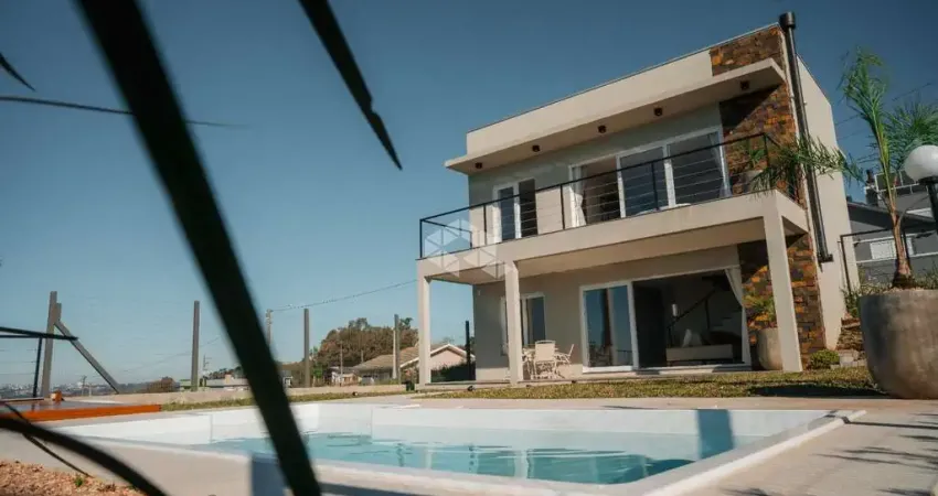 Casa mobiliada com 2 suítes, piscina com spa aquecida e linda vista para o vale.