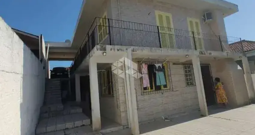 Casa de dois pavimentos com 05 quartos/dormitórios no bairro Areias, em São José- SC