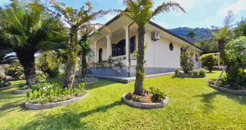 Casa com 03 quartos/dormitórios no bairro Alto Aririú, em Palhoça- SC
