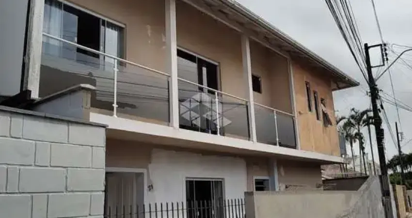 Casa com 03 quartos/dormitórios no bairro Centro, em Biguaçu- SC