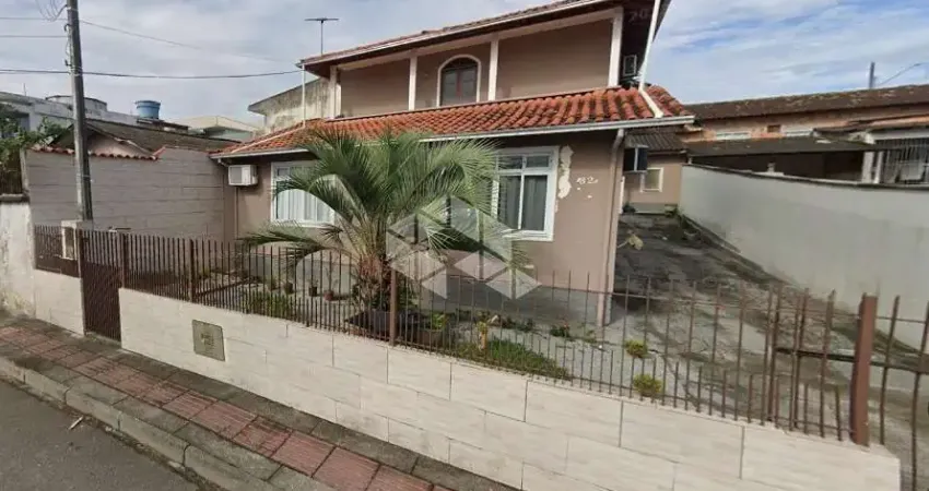 Casa com 4 quartos/dormitórios no bairro Real Parque, em São José- SC