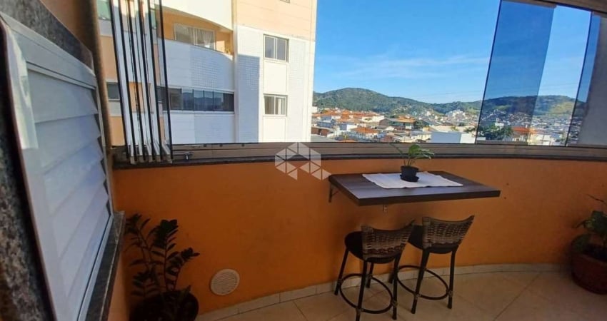 Apartamento com 2 quartos/dormitórios sendo 1 suíte no bairro Real Parque, em São José- SC