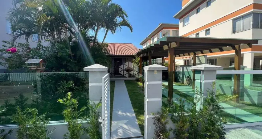 CASA DE ALTO PADRÃO PRÓXIMA À PRAIA - MOBILIADA E COM PISCINA