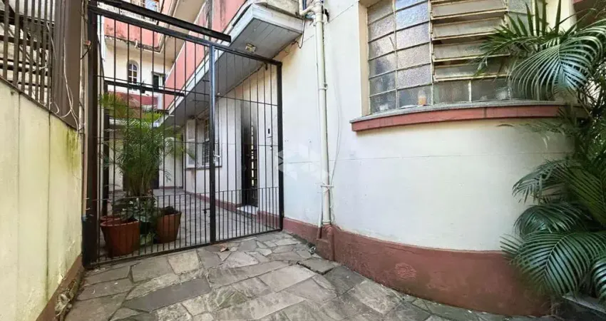 Casa comercial , com uma ampla área no Bairro Santana em Porto alegre