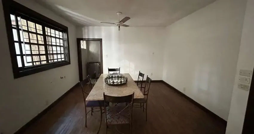 Casa comercial , com uma ampla área no bairro santana em porto alegre