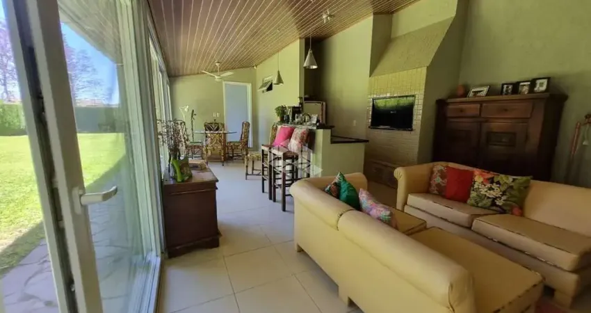 Casa com vista deslumbrante de 2 dormitórios, suíte, espaço gourmet, placa solar no bairro Partenon em Porto Alegre/RS.