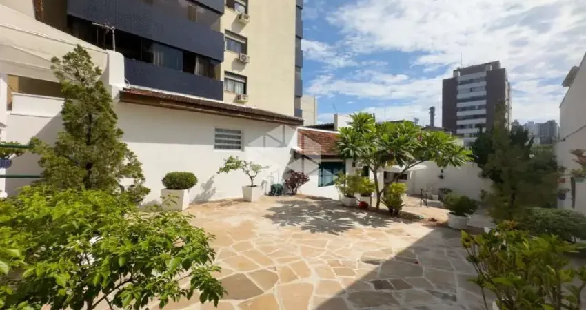 Casa no Petrópolis 3 dormitórios (1 suíte), lareira e amplo terreno de 435 m²
