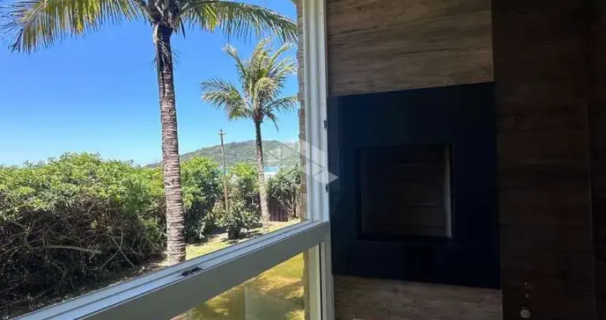 Apartamento pé na areia com duas suítes no  Mariscal em Bombinhas SC