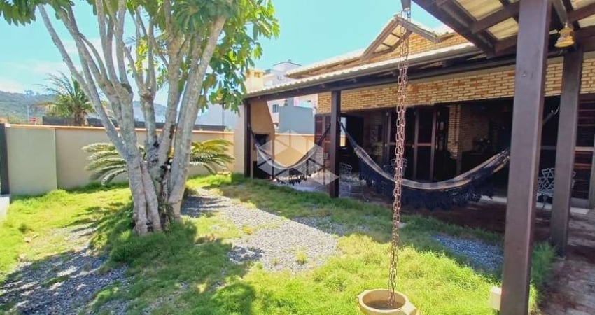 Casa com três quartos a 70 metros do mar de Zimbros em Bombinhas SC.
