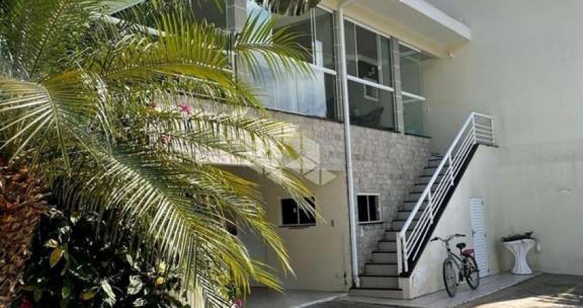 Casa sofisticada com  vista panorâmica no Centro de Bombinhas