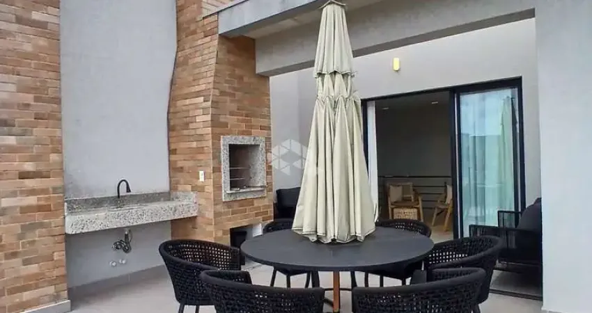 Compre cobertura duplex com vista para o mar e bosque interno em bombinhas, sc