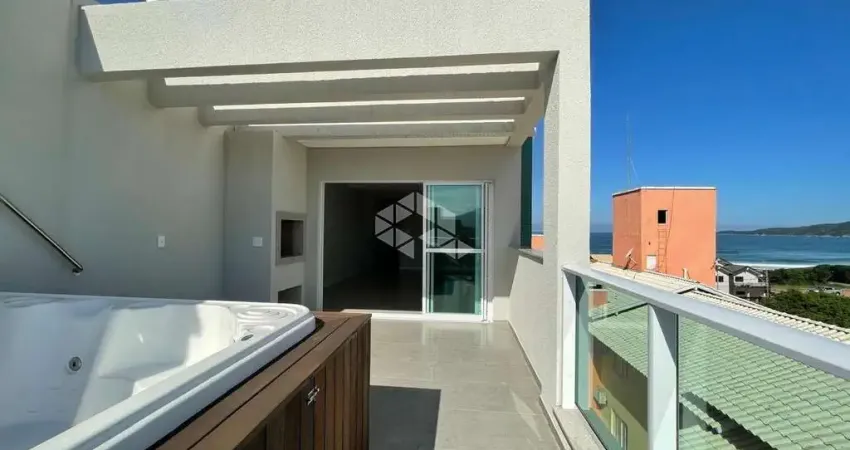 Cobertura duplex com vista mar, três suítes na praia do mariscal em bombinhas sc
