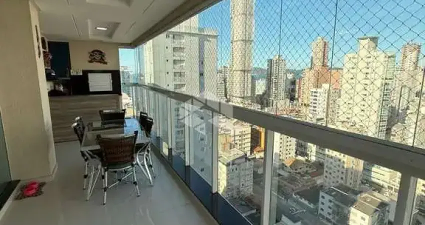 Cobertura com quatro suítes mobiliado na meia praia em itapema sc