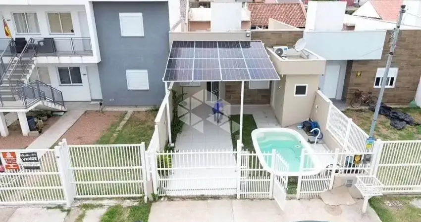 Casa com suíte, piscina e placas solares no Centro Novo