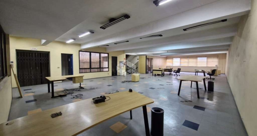 Prédio comercial com 3 pavimentos em vão livre, localizado na região do Brás