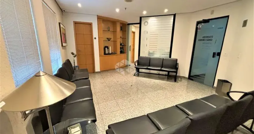 Refinado conjunto comercial com 4 salas e 3 vagas de garagem ao lado do metrô Ana Rosa na Vila Mariana