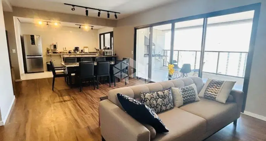 Apartamento alto padrão, com 158m², 03 suítes, varanda gourmet e 03 vagas, na Aclimação.