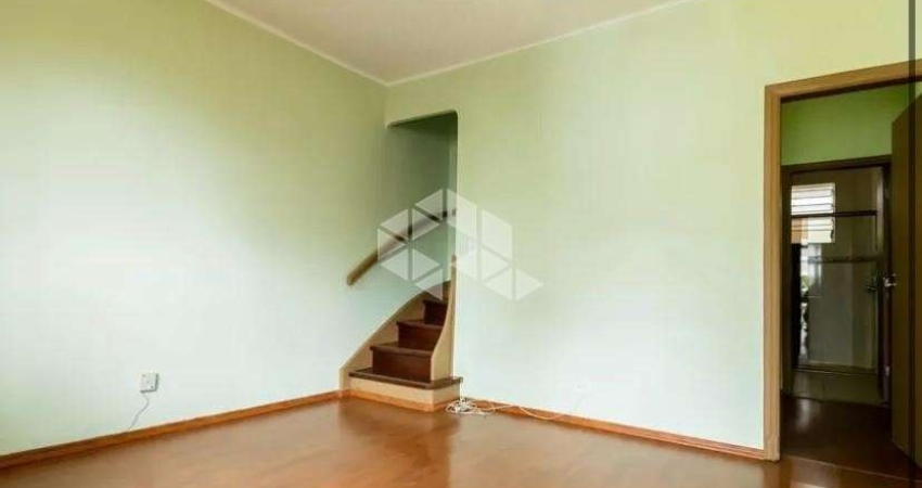Casa de Vila com 02 quartos e 01 vaga de garagem, próximo ao Parque da Aclimação.