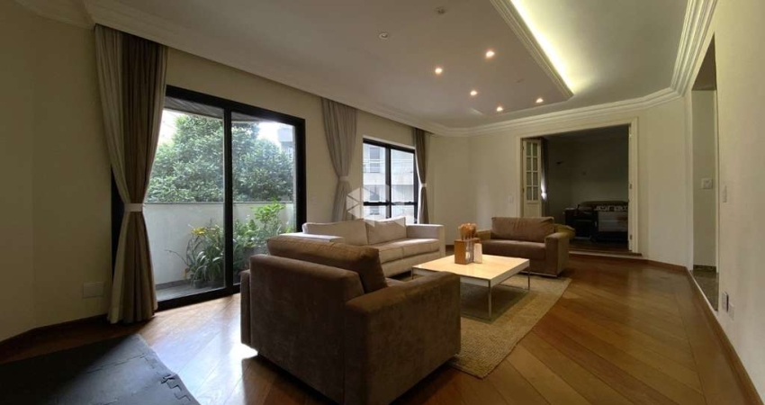 Apartamento alto padrão, na Aclimação, com 03 suítes e 03 vagas de garagens.