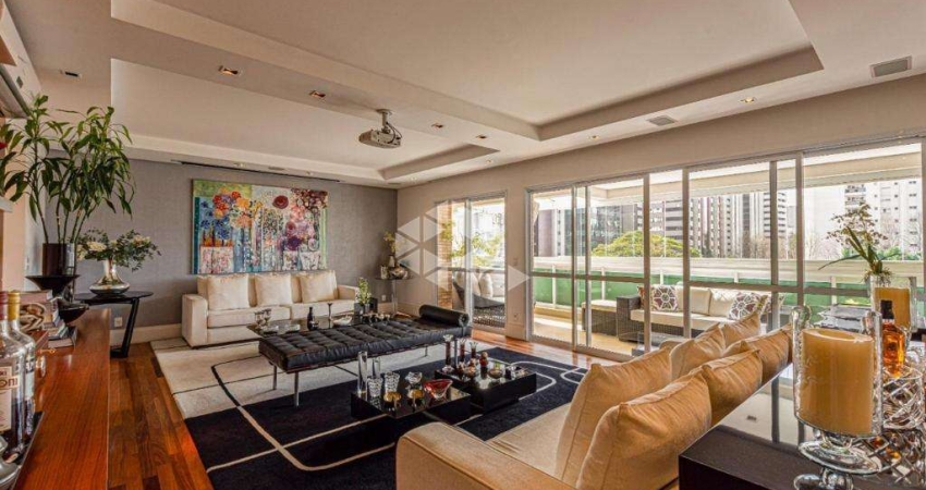 Belíssimo apartamento de 245m² no Brooklin, com 04 suítes e 04 vagas de garagens.