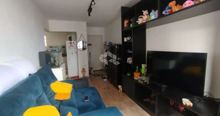Apartamento totalmente reformado com 3 dorms, 2 banheiros, sem vaga na Rua Catão Vila Romana