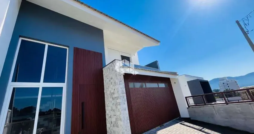 Casa tipo sobrado 03 dormitórios com suite, closet e sacada no Bairro São José em Santa Maria