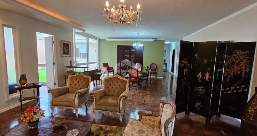 Casa 4 dormitórios, à venda no bairro Nossa Senhora de Lourdes, Santa Maria.