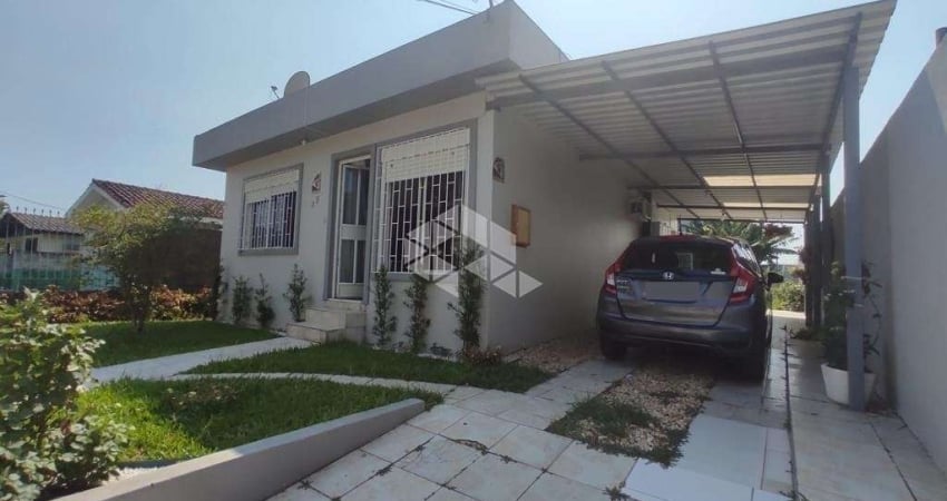 Casa com 02 dormitórios com garagem para 03 carros no bairro Camobi em Santa Maria