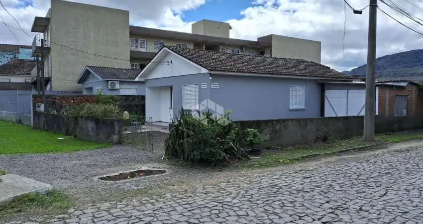 Casa de 05 dormitórios  à venda em Camobi Santa Maria