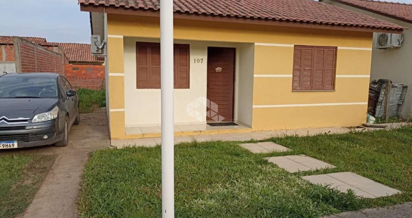 Casa em condomínio com 02 quartos no bairro Diácono Luiz Pozzobon/Camobi em Santa Maria.