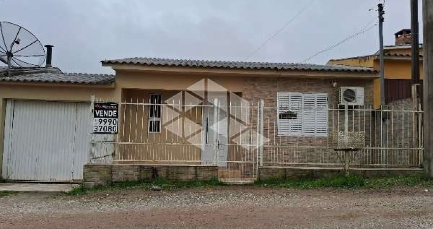 Casa de 02 dormitórios, com garagem para 02 carros, gradeada e com fundos murada