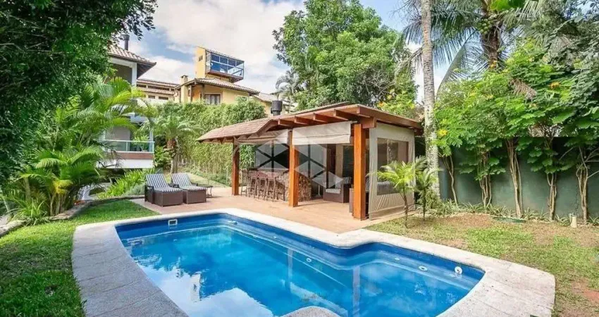 Casa com vista parcial para o mar de 4 dormitórios, sendo 4 suítes, 3 vagas de garagem na Praia Mole em Florianópolis/SC.