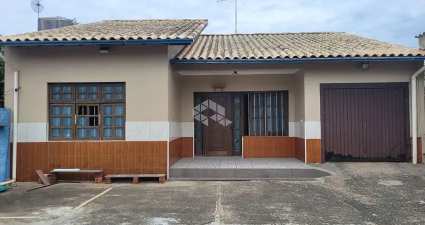 Casa de 3 dormitórios com 3 banheiros e mais de quatro vagas de garagem em um amplo terreno de 550m²