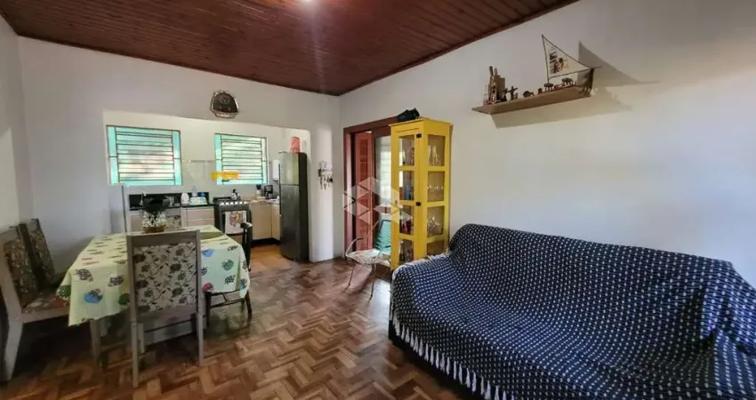 Casa ampla com 2 dormitórios e várias árvores frutíferas.