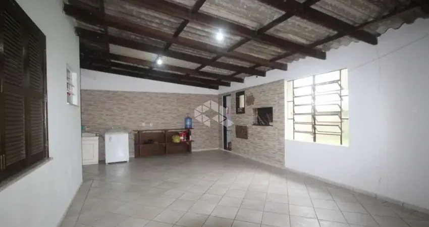 Casa com 3 dormitórios/ pátio com churrasqueira/ pátio gramado amplo nos fundos / 3 vagas