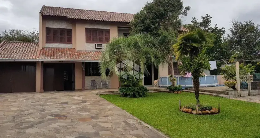 Casa 04 dormitórios com pátio em Canoas